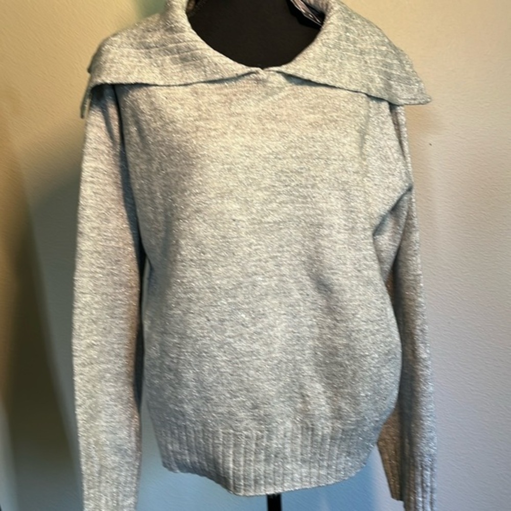 Shimmery V-neck sweater with an oversize collar​​